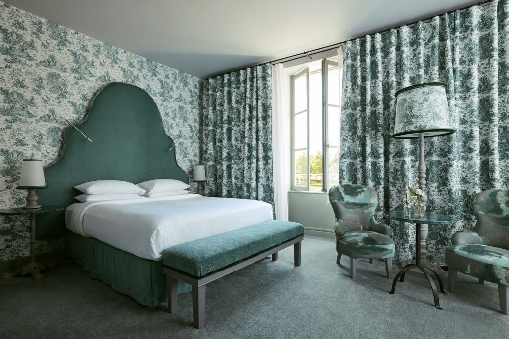 La chambre Clos et ses teintes vert forêt, hôtel Como Montrachet, Bourgogne, France © COMO Hotels and Resorts
