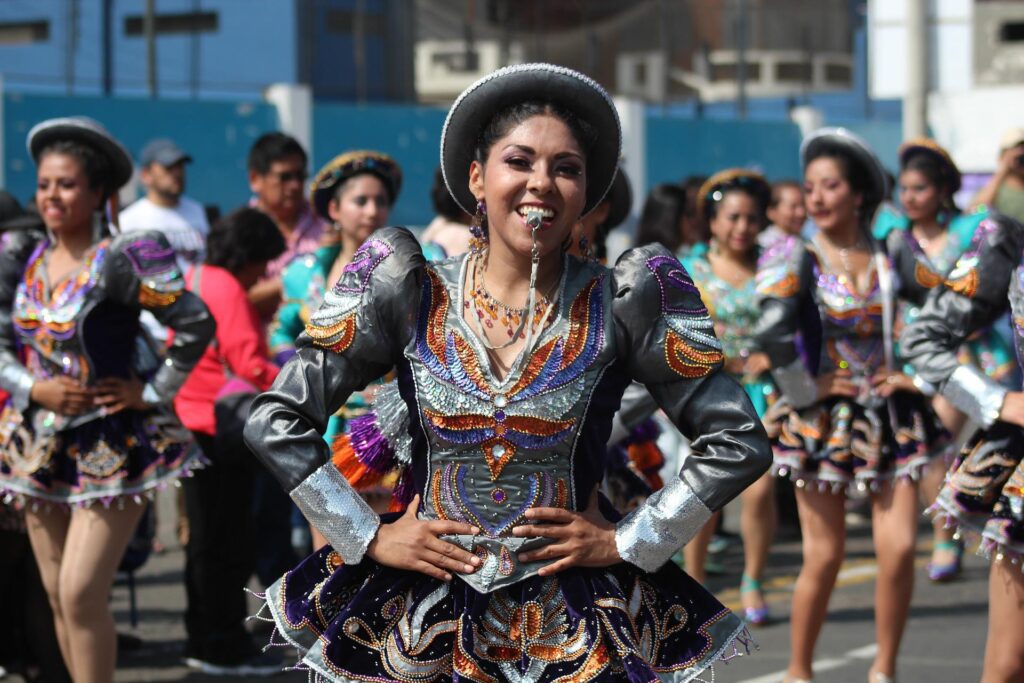 Danseuse en tenue traditionnelle, Lima, Pérou © Alex Phillc
