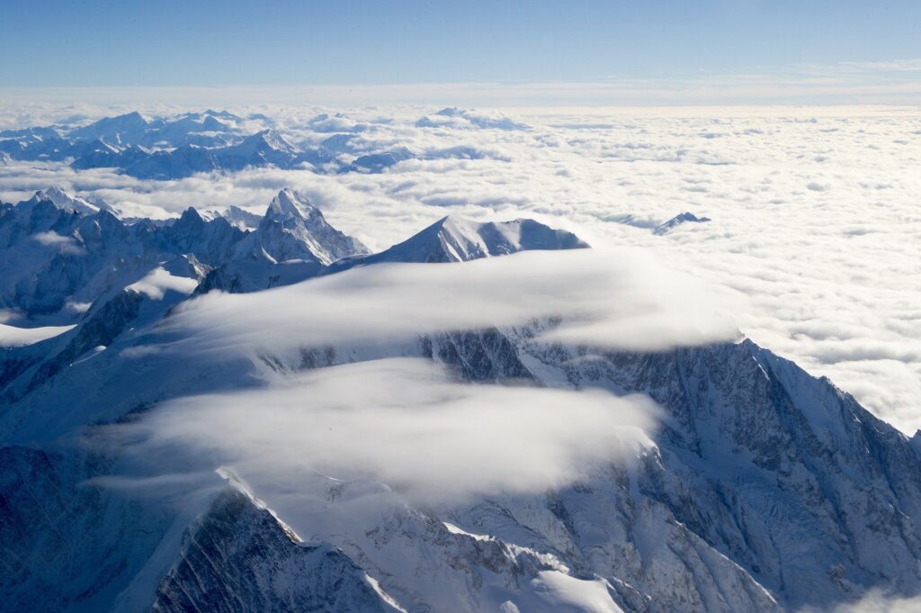 Nuages au sommet du Mont Blanc, Alpes, France © skeeze