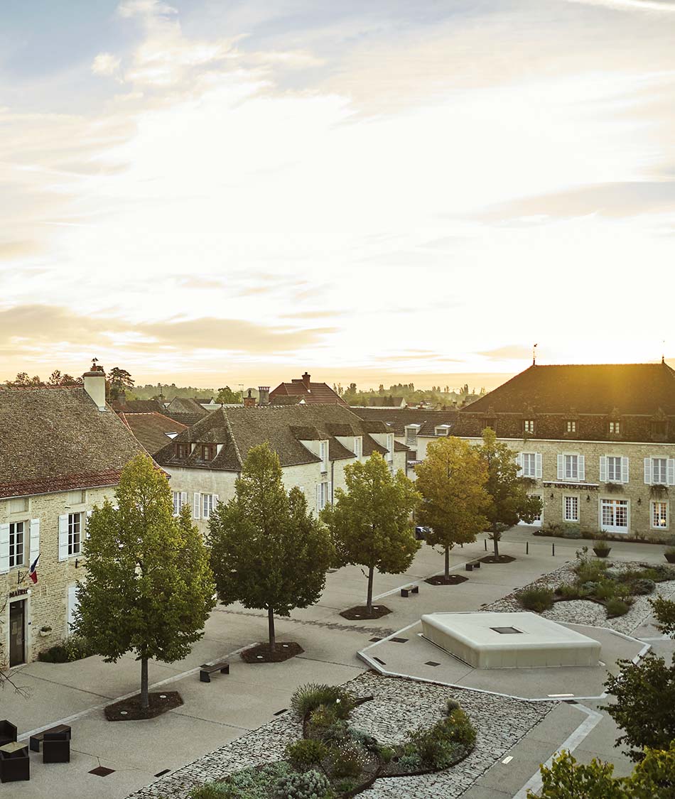 Le Como Montrachet encadre la place centrale de Puligny-Montrachet, Bourgogne, France © COMO Hotels and Resorts