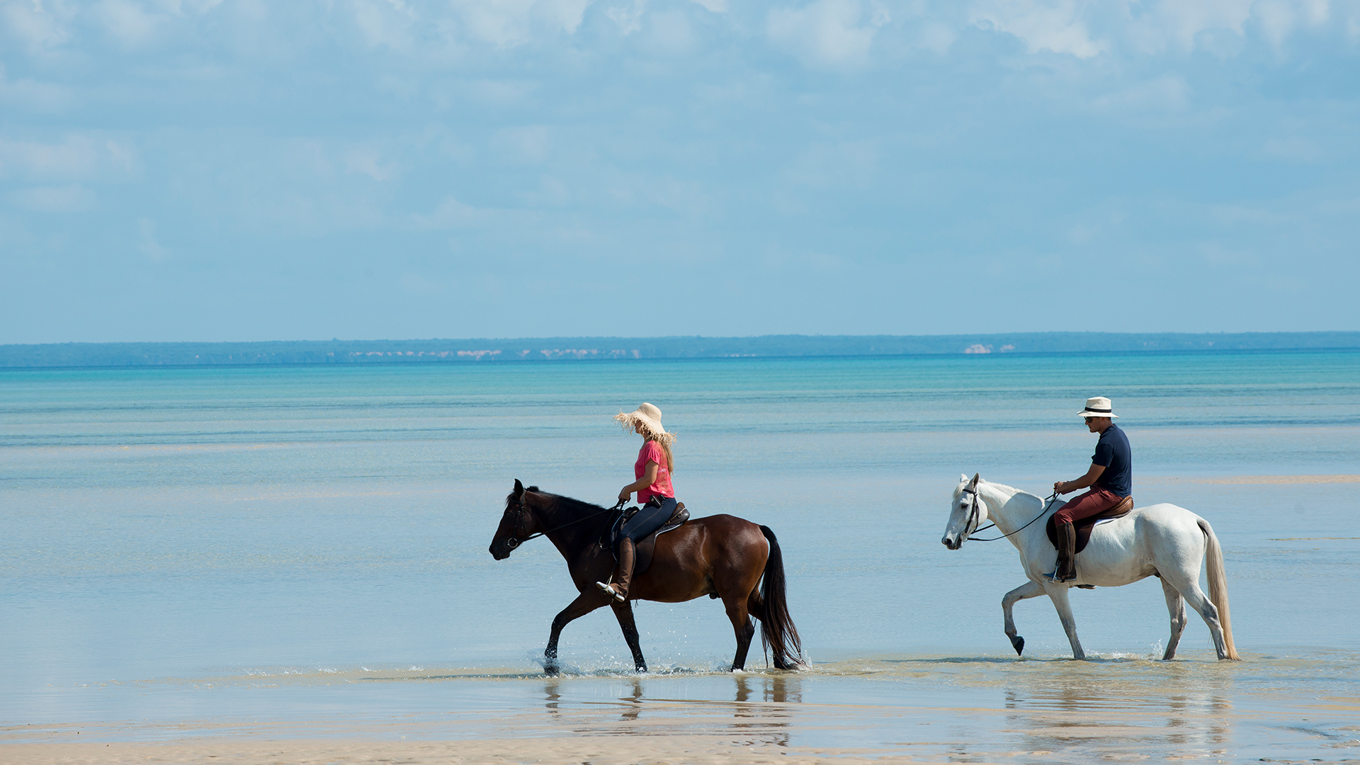 Balade à cheval sur la plage, &Beyond Benguerra Island, Mozambique © &Beyond
