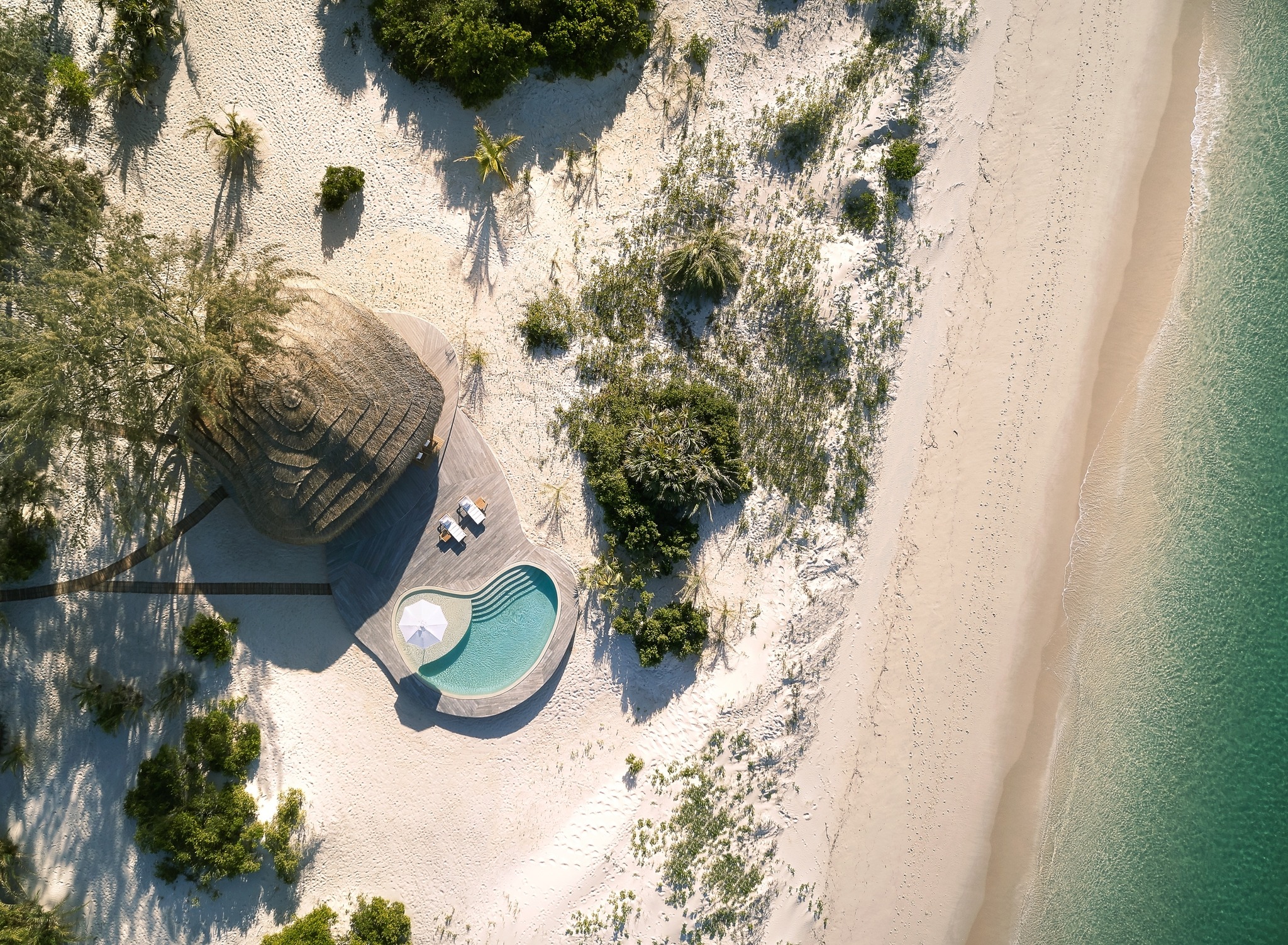 Vue aérienne d'un bungalow et sa piscine privée en front de mer, Kisawa Sanctuary, Benguerra, Mozambique © Kisawa Sanctuary