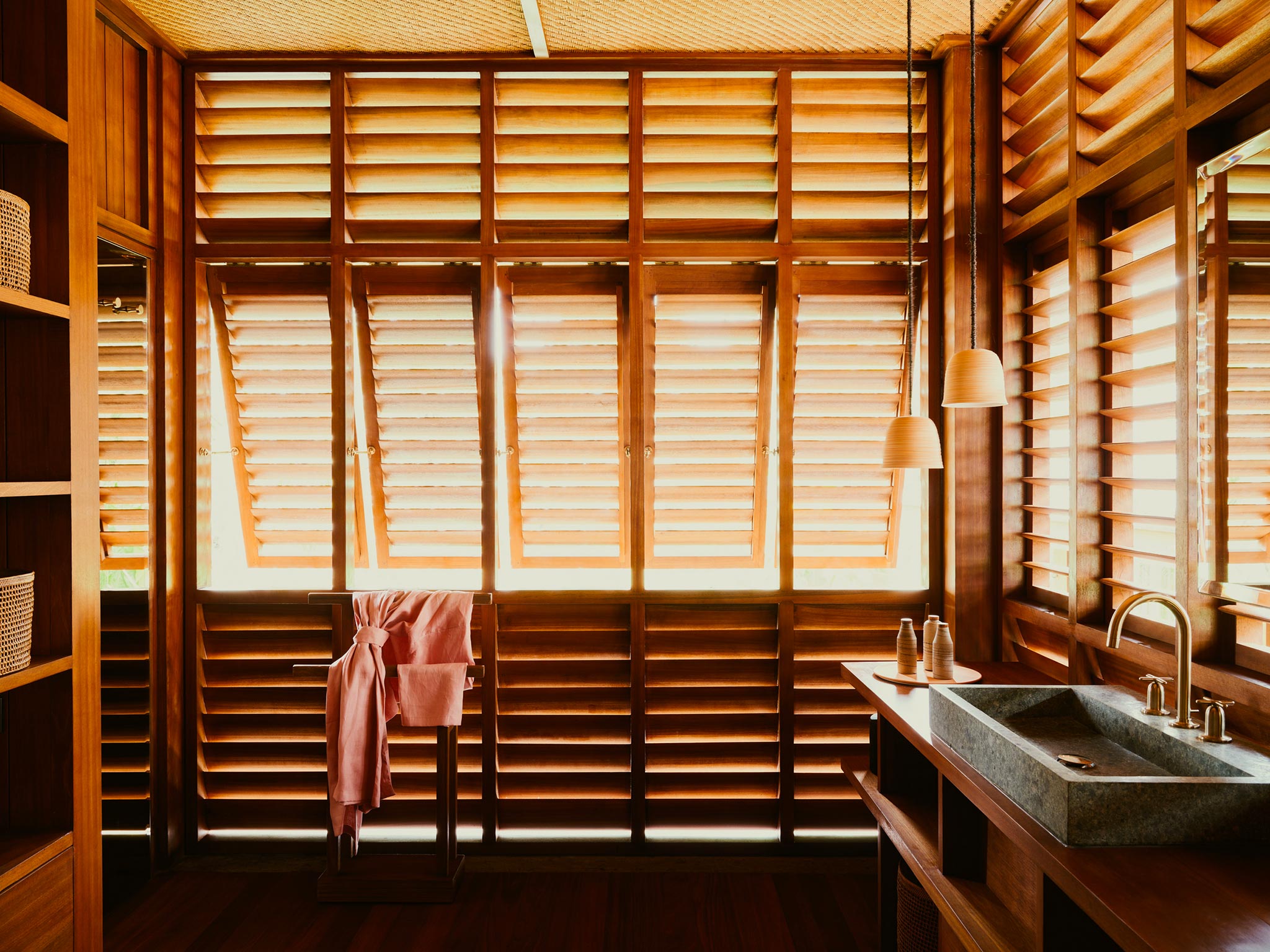 La salle de bain chaleureuse des suites, Lost Lindenberg, Bali, Indonésie © Robert Rieger / Lost Lindenberg