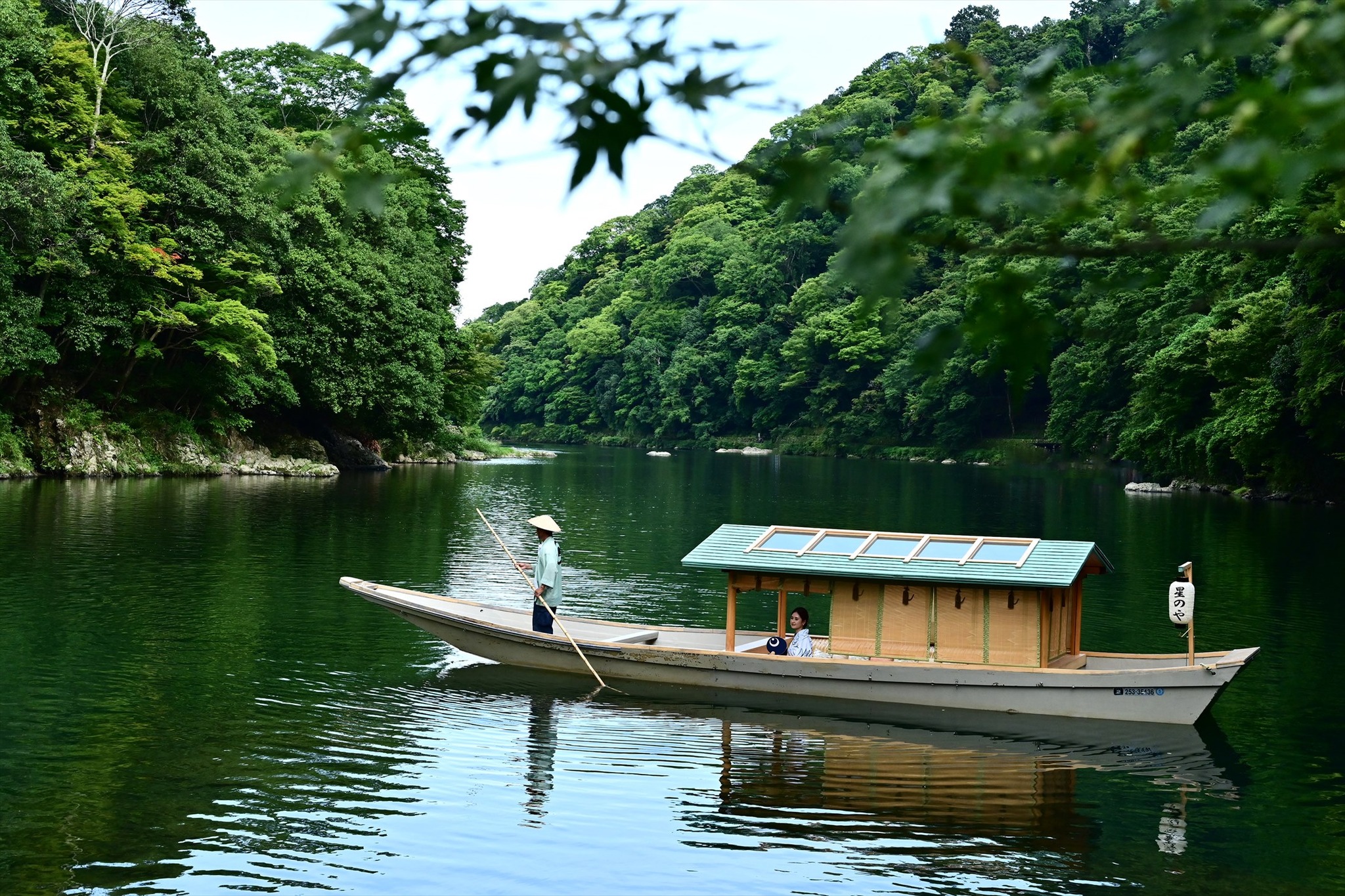 Croisière tranquille sur la rivière Oi, Hôtel Hoshinoya Kyoto, Japon © Hoshino Resorts