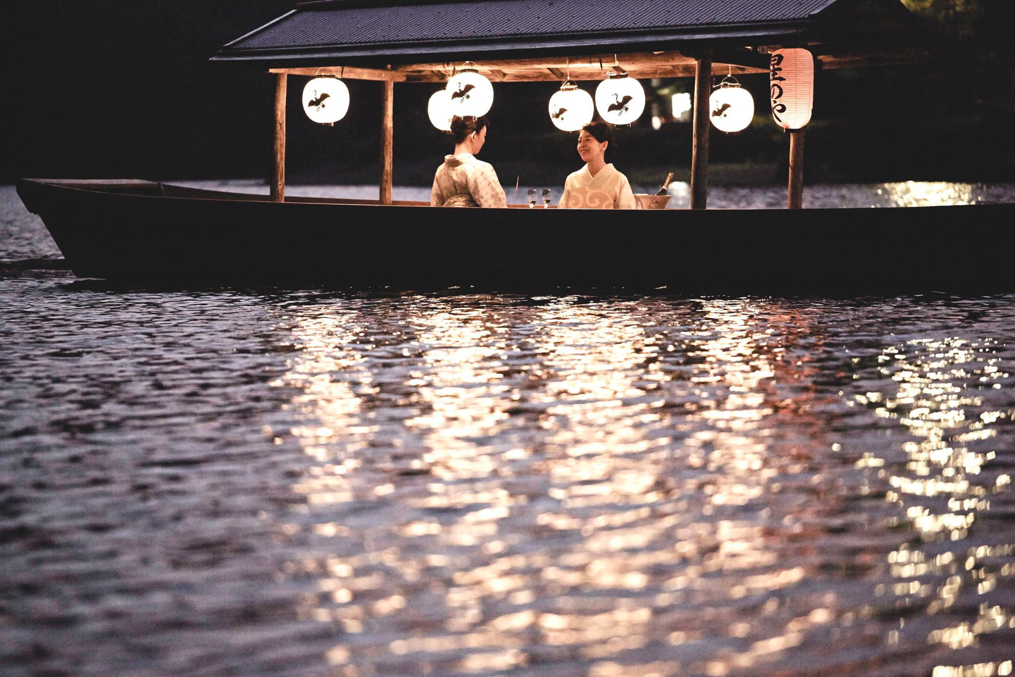 Dîner privé sur la rivière, Hôtel Hoshinoya Kyoto, Japon © Hoshino Resorts