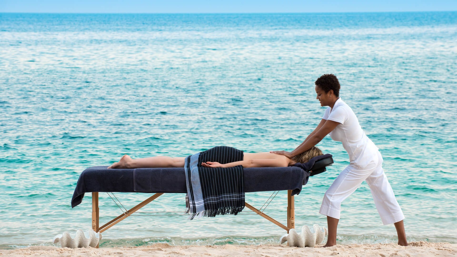 Un agréable massage sur la plage, &Beyond Benguerra Island, Mozambique © &Beyond