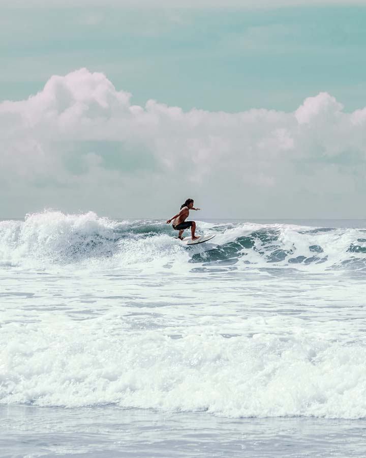 Une séance de surf à Bali au Lost Lindenberg, Indonésie © Lost Lindenberg
