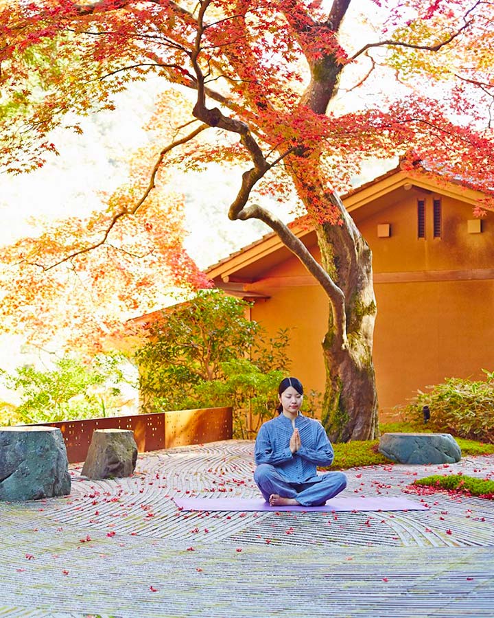 Yoga en extérieur, Hôtel Hoshinoya Kyoto, Japon © Hoshino Resorts