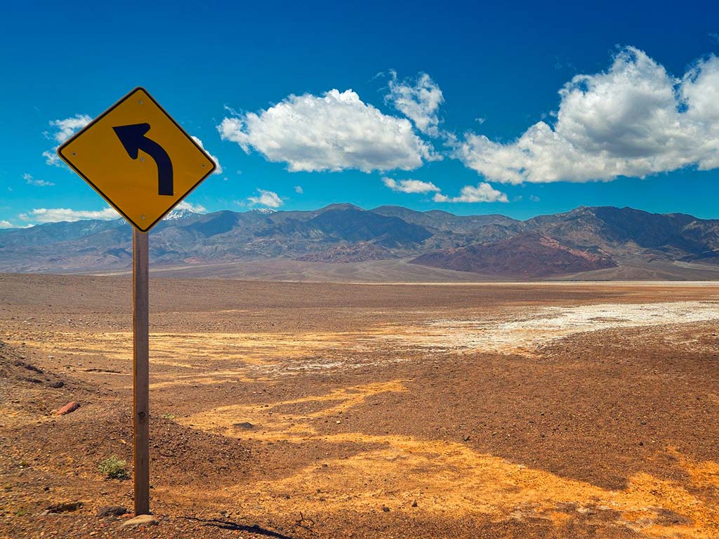 Poteau indicateur dans la Death Valley, Californie, USA © Jplenio