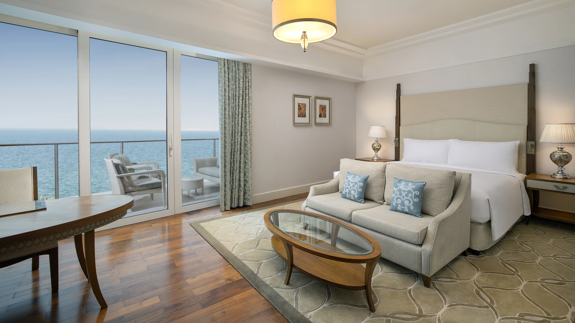 King Deluxe Room, vue skyline, Chairman Suite, Waldorf Astoria Dubaï Palm Jumeirah © Hilton Worldwide