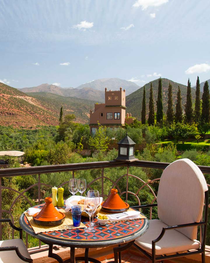 Terrasse de la piscine, Kasbah Tamadot, Maroc © Virgin Edition limited<br />
L’hôtel Kasbah Tamadot ne déroge pas à la règle et propose une expérience qui ravira les visiteurs, du plus petit au plus grand. Accroché au bord d’une falaise, à Asni, petit village berbère, il offre d’emblée une vue imprenable et spectaculaire sur le Djebel Toubkal, plus haut sommet du Haut Atlas.</p>
<p>[imgmulti:1]</p>
<p>L’hôtel est à taille humaine : seulement 28 chambres, dont 10 tentes berbères pour plus d'authenticité. Toutes dans l’esprit des lieux et dans la tradition des montagnes de l’Atlas. Chacune des ces chambres est décorée spécifiquement, dans le style traditionnel, le personnel est issu de la population locale et vous ravira par sa légendaire bonne humeur et son hospitalité bien connue.</p>
<p>Autant dire que le Kasbah Tamadot constitue une véritable immersion en terre marocaine, et la possibilité d’une retraite confortable et empreinte de sérénité, au milieu du Haut Atlas. Mais elle n’en est pas moins agréable et vivante : escaliers, cours, bassins fleuris et jardins se répondent et se joignent en une succession d’espaces familiers qui vous feront sentir comme chez vous.