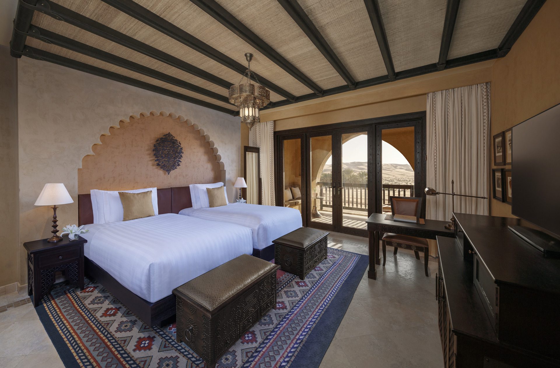 Chambre Deluxe avec balcon, Hôtel Qasr Al Sarab Desert, Abu Dhabi © Anantara Hotels