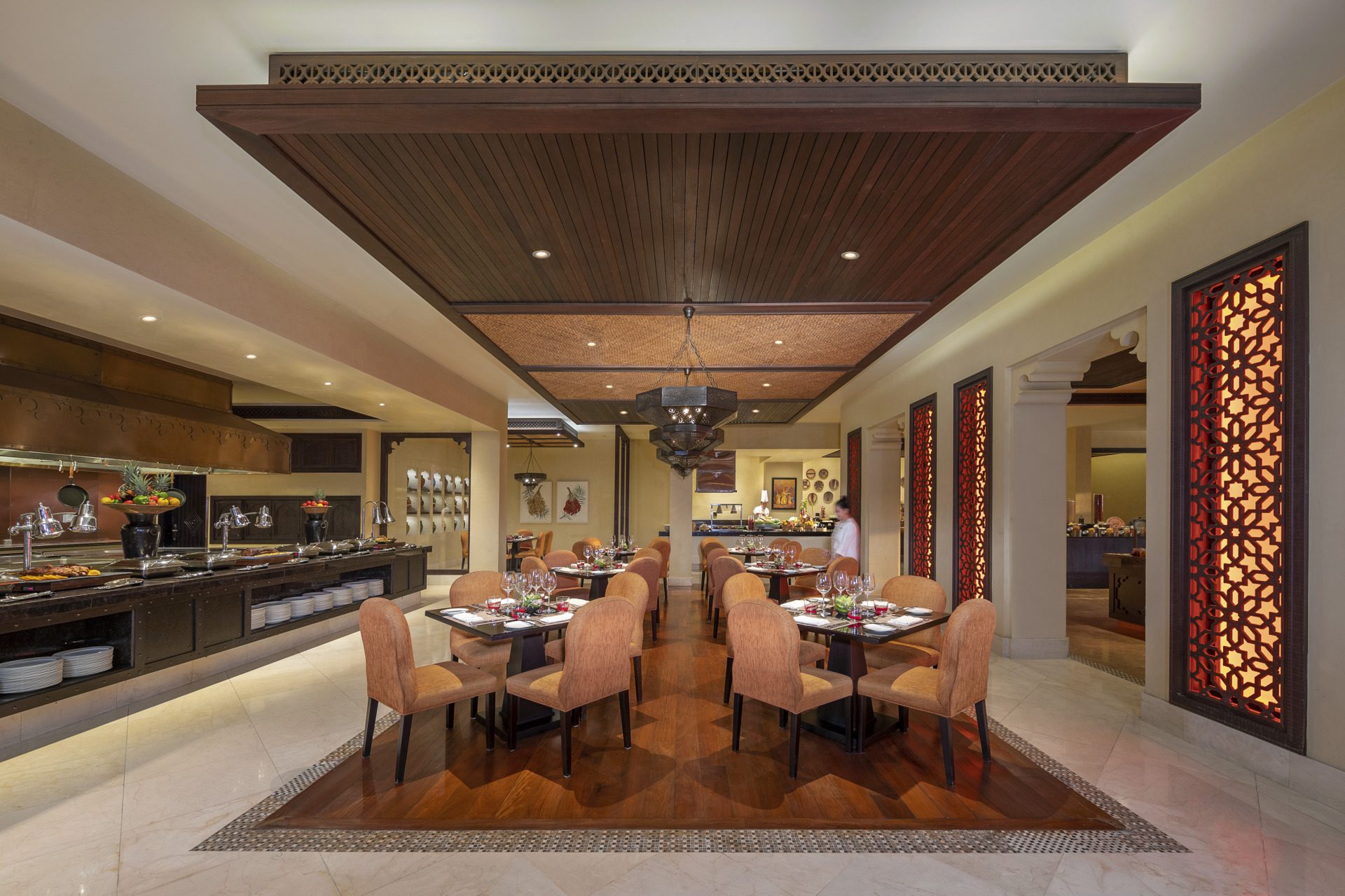 Restaurant Al Waha, Hôtel Qasr Al Sarab Desert, Abu Dhabi © Anantara Hotels