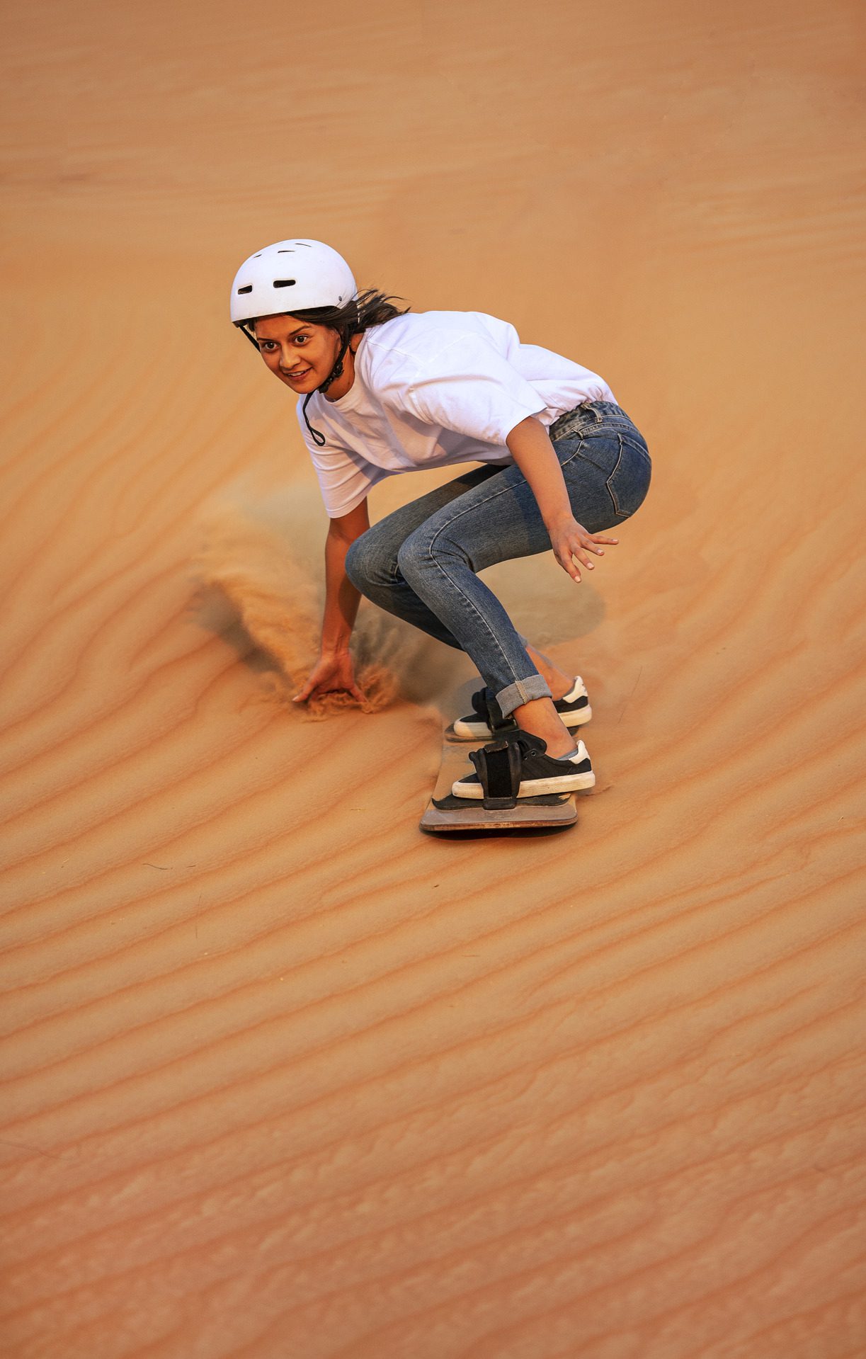 Sandboard sur les dunes, Hôtel Qasr Al Sarab Desert, Abu Dhabi © Anantara Hotels