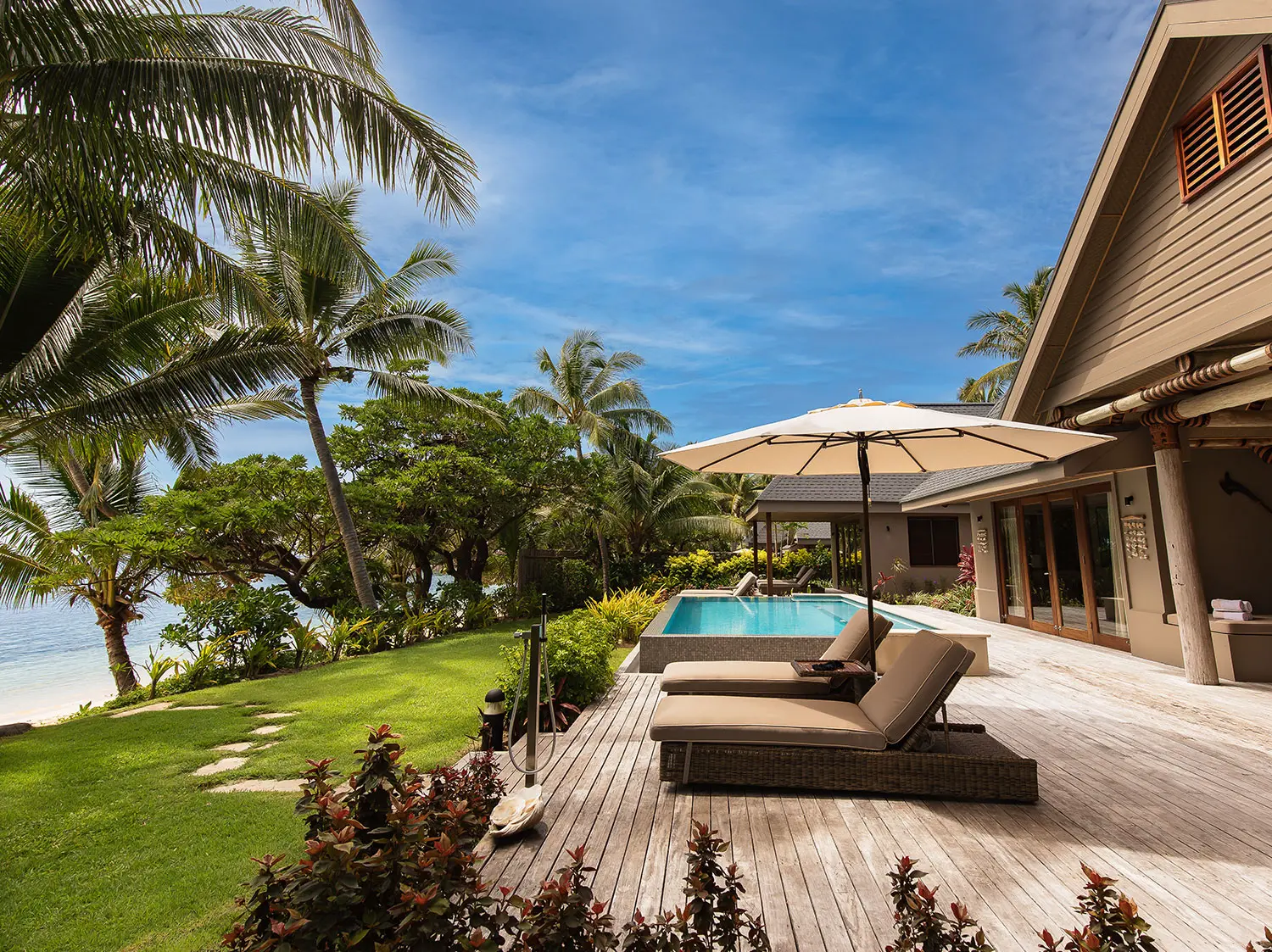 Terrasse et piscine, Three Bedroom Sunrise Villa © Kokomo Private Island Fiji