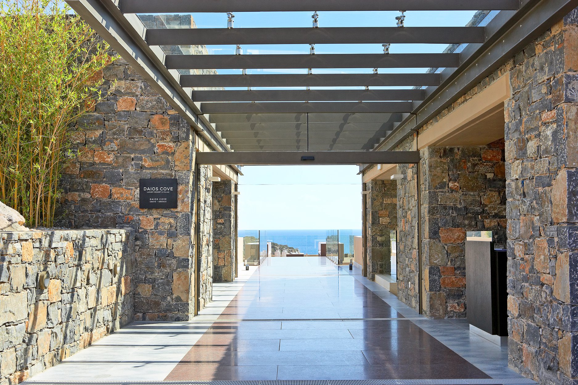 Entrée de l'hôtel, Daios Cove Luxury Resort & Villas, Crète, Grèce © Daios Cove
