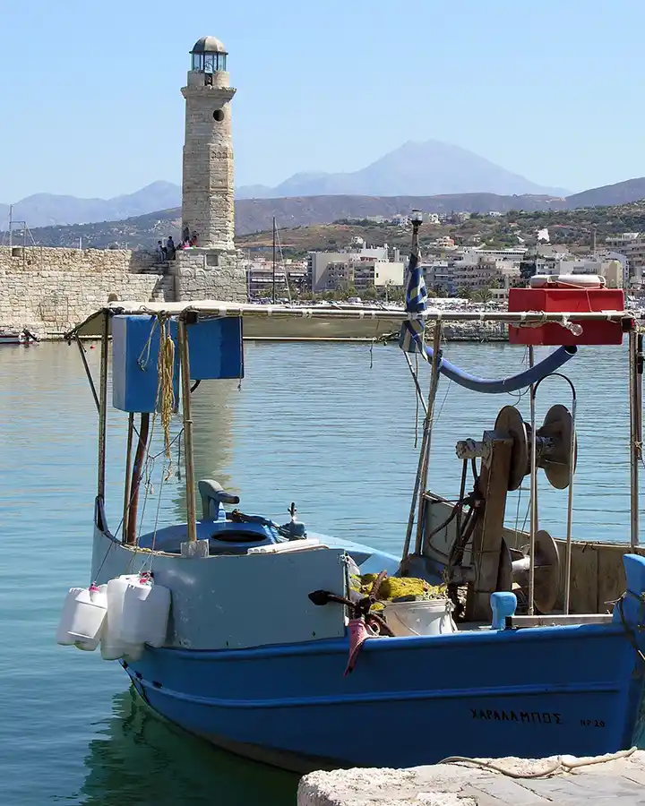 Bateau et Tour de guet, port d'Heraklion, Crète, Grèce © Monique Stokman