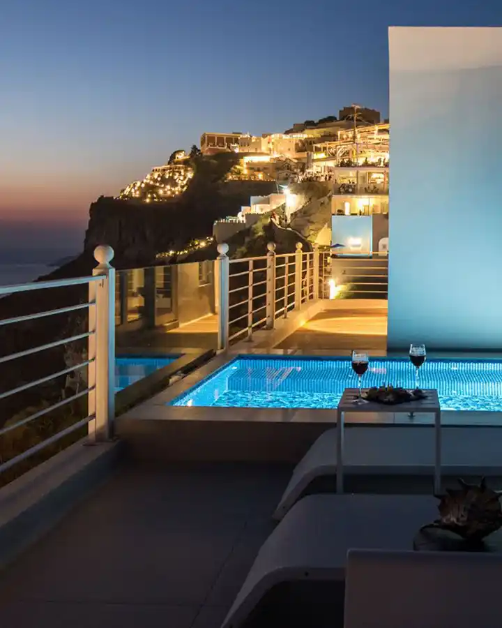 Vin en terrasse, Nefeles Luxury Suites, Santorin, Grèce © Nefeles Suites