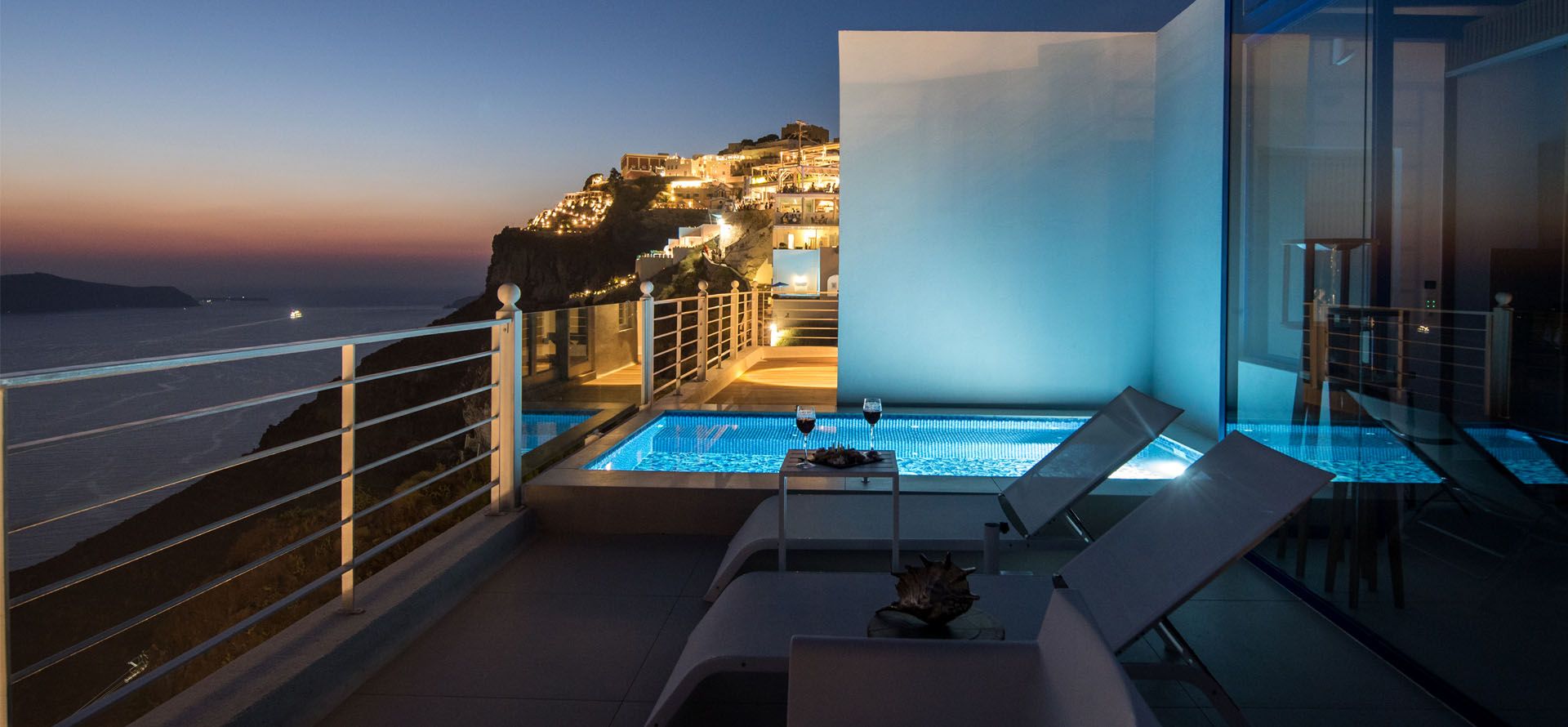 Vin en terrasse, Nefeles Luxury Suites, Santorin, Grèce © Nefeles Suites