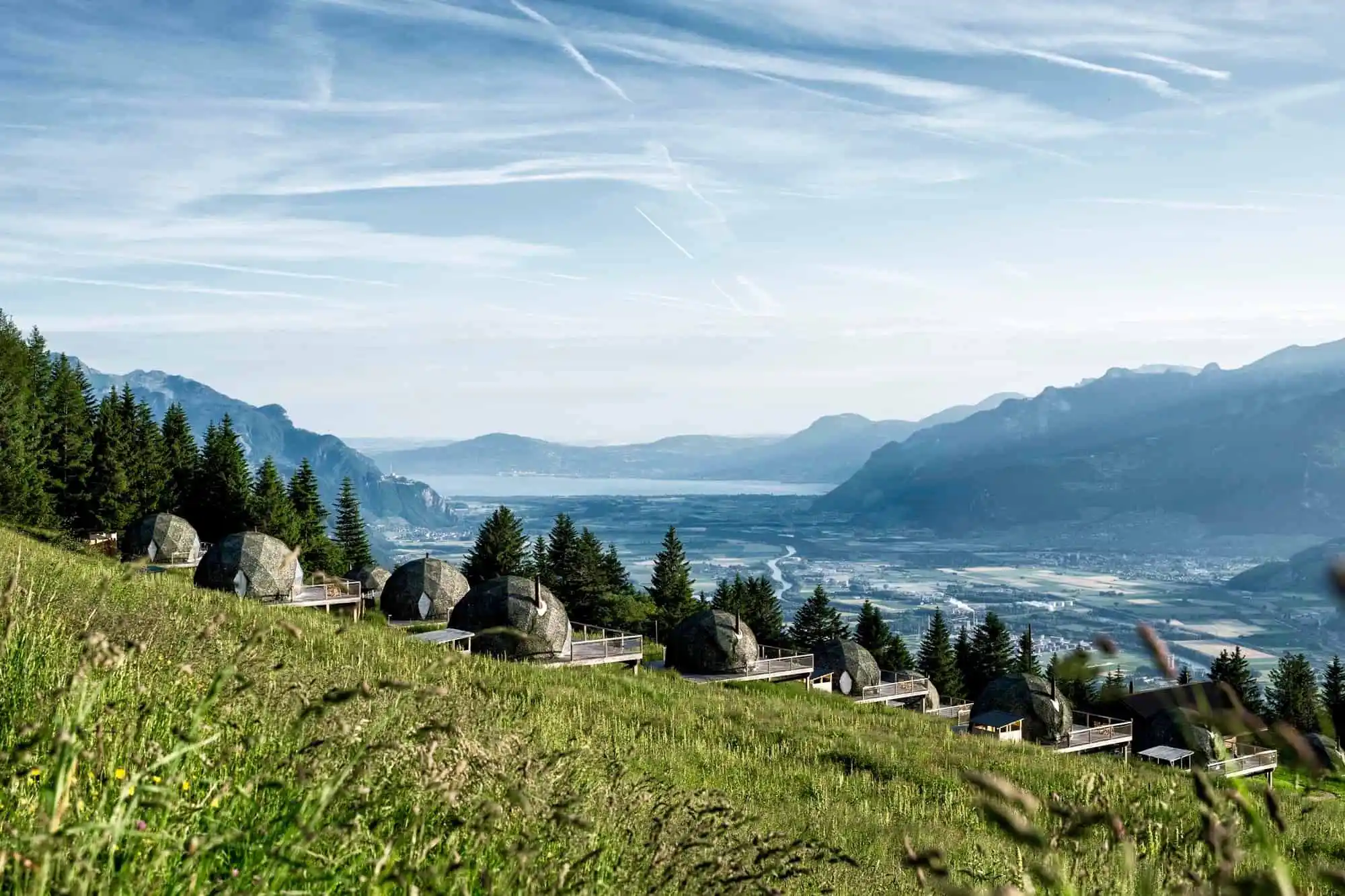 pods vue vallee alpes valais suisse par whitepod