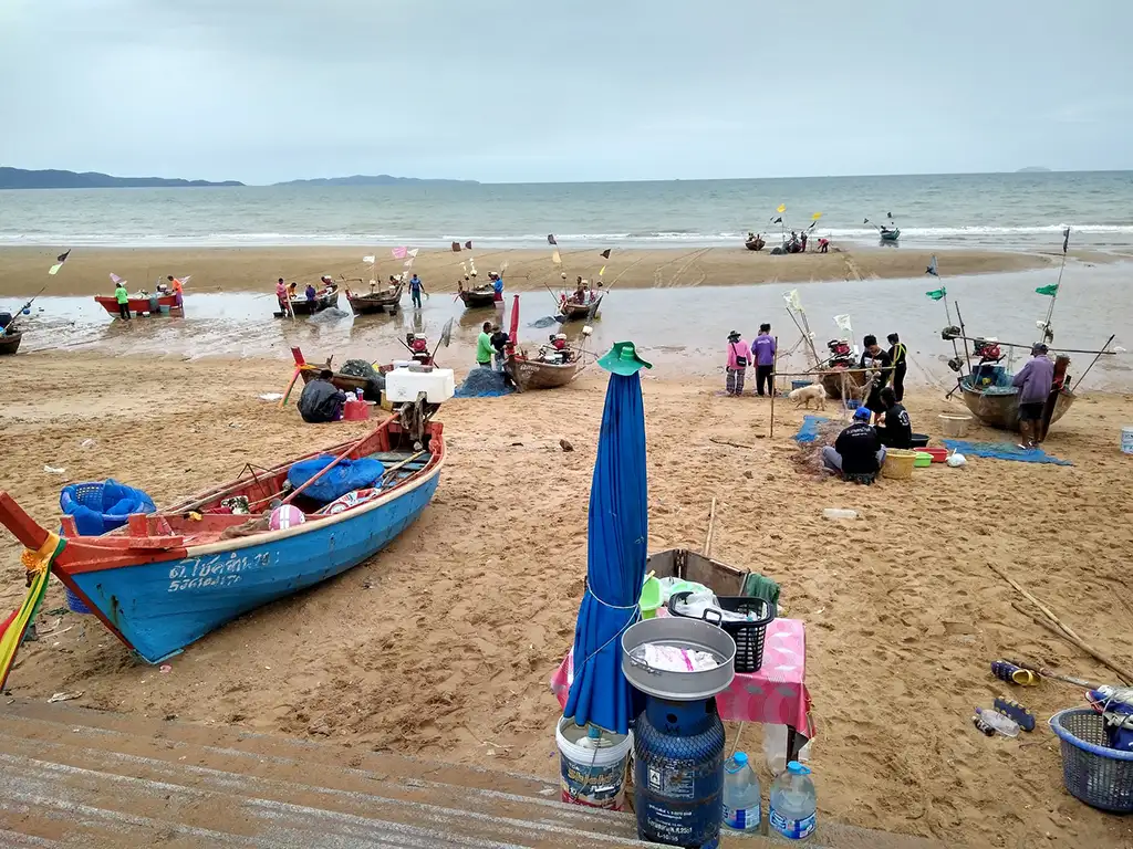 Bateaux de pêche sur la plage de Pattaya, Thaïlande © Clarkelz