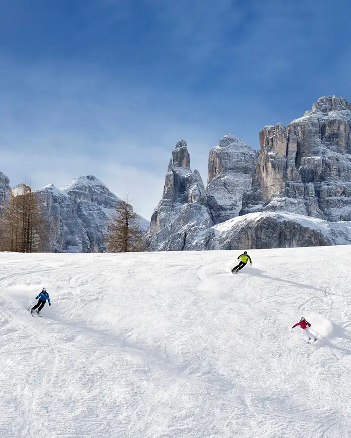 Ski alpin, Aman Alpina Rosa, Dolomites, Italie © Aman Group