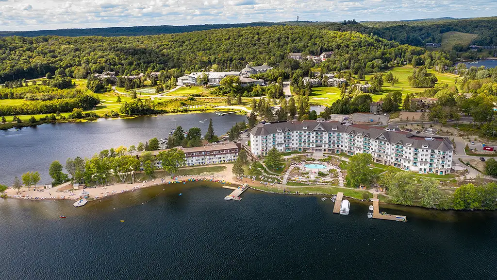 Vue générale du Deerhurst Resort, Huntsville, Ontario, Canada © Deerhurst Resort